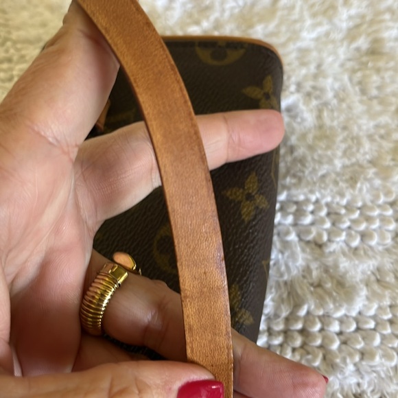Louis Vuitton petit pouchet Florentine belt bag. Pre loved, authentic, w/COA. - Picture 13 of 15